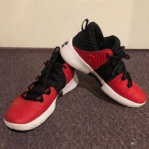 Boys sz 6.5 under armour shoes